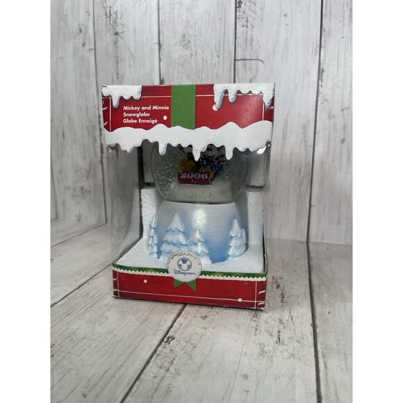 Mickey and Minnie Mouse Snowglobe - Holiday 2006 - Picture 2 of 6